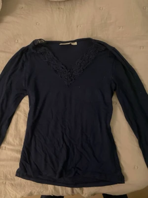 Ginatricot topp💗💗 - Säljer min topp från ginatricot i storlek 158/164, den är som xs. Den har spets detalj vid halsen och så är den i bra skick och har inga defekter💞💞