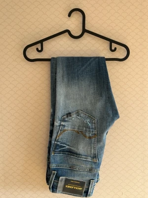  Jack & Jones jeans -  Hej och välkomna till Liljestrands Just nu säljer vi ett par Jack & Jones jeans, använda en gång slitningar från fabrik. Priset är lågt PGA storlek inget fel med Jeansen endast storleken som är liten kommer med frågor och så vidare. MVH Liljestrand