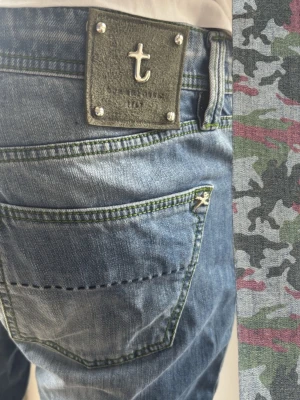 Exklusiva Tramarossa Leonardo W36 | Unik Camo färg inuti | Mycket bra skick - Sartoria Tramarossa Leonardo! 🇮🇹 Ljusblå premiumdenim med unik camofoder och gröna sömmar. 🧵 Modell: Leonardo (Slim fit) 📏 Storlek: W36 📐 Mått: A:47, B:86, C:112 cm 🧩 Material: 98% Bomull, 2% Elastan ✅ Skick: 8,5/10 (Väldigt bra skick) ✨ Detaljer: Signatur-t i metall knappar, lyxig camo-insida & Made in Veneto. 💰 Nypris: Ca 4 500 kr 🧍‍♂️ Passar ca 188–193 cm (snygga att vika upp!). Killen på bilden är 189 cm. Skriv vid önskan om fler bilder!  ‼️ Skickas samma dag eller dagen efter betalning ‼️ 