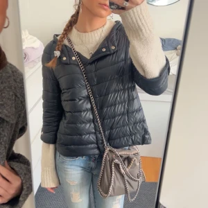 Herno jacka  - Säljer den marinblåa, trekvartsärmade dunjackan från Herno🩵 snygga silverknappar vid ärmsluten och lätt glansigt material. Jackan har en avslappnad passform och är perfekt för kyliga dagar. Den är verkligen så snygg och perfekt nu inför hösten! Klicka inte köp direkt, budgivning pågår😌