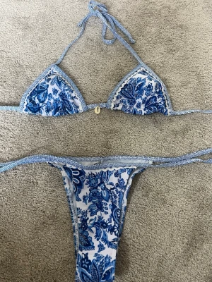 Blåvit blommig bikini med snörning - Sommrig triangel bikini ifrån SHEIN ( helt oanvänd) Storlek XXS 