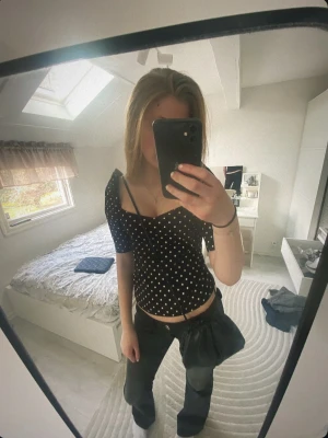 hm topp ( prickig ) - säljer den super snygga o trendiga hm toppen, den är i jättefint skick och inga tecken på att de e trasig