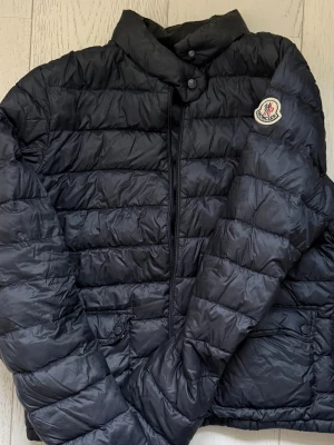 Moncler jacka - Moncler mörkblå vårjacka. I bra skick. Passar xs