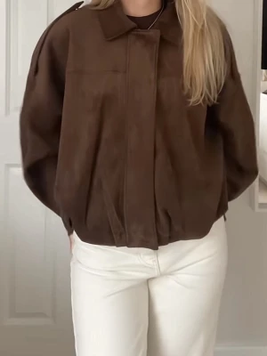 Brun mockajacka från zara - Säljer en brun mockajacka i loose fit med klassisk krage och dold dragkedja framtill. Jackan har en minimalistisk look och är perfekt för dig som gillar en avslappnad stil. Materialet är mjuk mocka och jackan har långa ärmar.