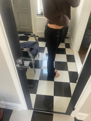 Svarta kostymbyxor med rak passform - Säljer ett par  svarta kostymbyxor med rak/utsvängd passform och låg midja. Även i modellen tall, 