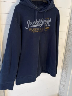 Mörkblå hoodie  - Mörkblå hoodie från Jack & Jones i storlek L. Hör av dig om du undrar något!