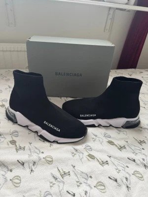 B.alenciaga skor  - St 43 använda 1 vecka annars som nya. Extremt bekväma och sköna. Box tillkommer om man vill. True to size 
