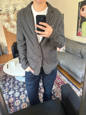 Grå cardigan stickad - stickad grå cardigan med coola detaljer 