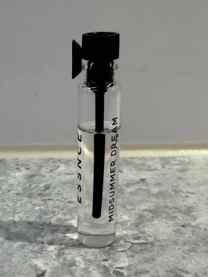 Midsummer dream - Essnce  - Midsummer dream - Essnce, köpt nyligen och är provad. Mängd syns på bild 