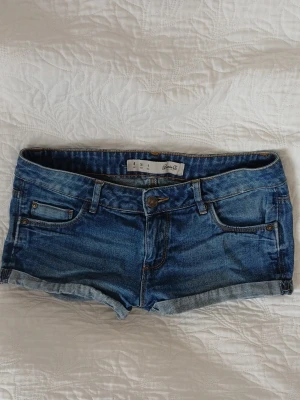 Snygga lågmidjade shorts - Snygga lågmidjade jeanshorts storlek 36/S inga defekter 