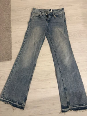blå lågmidjade jeans - Säljer dessa jeans i storlek 34. Knappt använda och är i bra skick. Inga defekter🩷