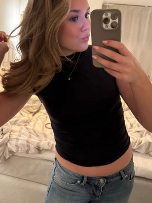 Mörkgrå ärmlös linnetopp - Säljer en mörkgrå linnetopp med rund hals. Perfekt för dig som gillar en enkel och stilren look. Materialet känns mjukt och stretchigt, vilket gör den bekväm att bära. Passar snyggt till jeans eller kjol.💓💓😙