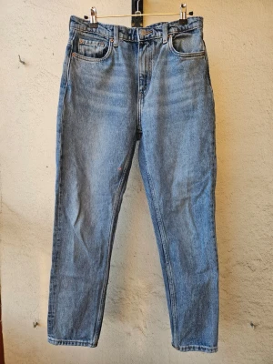 Weekday jeans - High waisted jeans från Weekday. Storlek 27/28. En färgfläck på höger ben och en väldigt liten färgfläck på vänster ben, vet inte om de går att få bort. Annars fint skick.