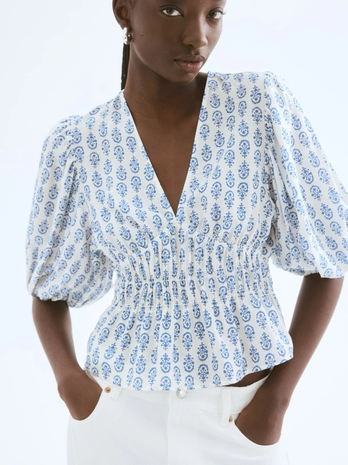 Vit blus med blått mönster