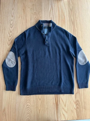 Mörkblå tröja från Massimo Dutti  - Hej! Säljer en snygg mörkblå tröja ifrån Massimo Dutti.                                                     📐= M                                                                           🔖= Massimo Dutti                                               .                                                      ❓= Vid frågor så skriv till mig 