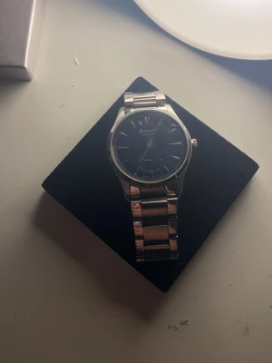 Gant klocka  - Gant klocka med blå urtavla och metallarmband.(rostfritt stål) säljes då den inte används. (Nypris ca 2000kr) 