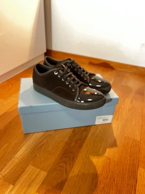 Lanvin dbb1 - Säljer nu ett par riktigt fina Lanvins då de var för små för mig. De är nästan helt nya, använda 3 ggr och i riktigt fint skick.  De är storlek uk 8, alltså ca 42-43 . Nypris ~5000kr. Priser är diskuterbart! Skriv gärna vid fler frågor😁