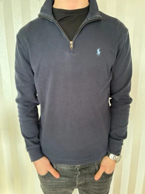 Ralph Lauren zip-tröja - Tjena! Säljer nu denna goa Ralph Lauren ziptröjan. Den är i storlek S och vid frågor eller funderingar är det bara att höra av sig!