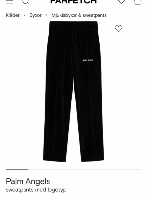 Svarta velourbyxor Palm Angels - Säljer ett par svarta mjukisbyxor från Palm Angels i mjuk velour med logotyp broderad på vänster sida. Byxorna har rak passform, resår i midjan och diskreta sömdetaljer framtill. Perfekta för en chill och trendig look.