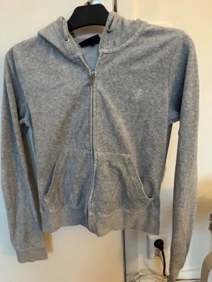 Grå zip hoodie från juicy Couture 🩶 - Fin zip hoodie från juicy couture, storlek S🩶