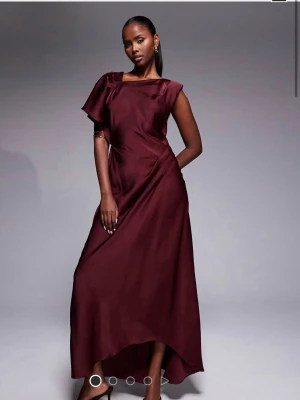 Vinröd långklänning med öppen rygg - Helt ny ball/långklänning med prislapp 