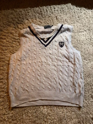 Vinted Ralph Lauren (Sport) - Kabelstickad vit väst från Ralph Lauren med mörkblå v-ringad kant. Storlek L passar M. Finns få av dessa ute på marknaden. Vid frågor skicka ett meddelande 
