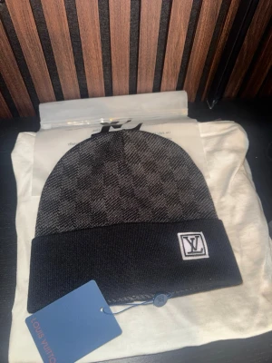 Svart grå mössa aldrig Använd - Aldrig använd, Tag o påse medföljer tagen sitter fortfarande kvar 