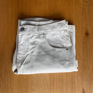 Beiga jeansshorts - Helt nya och oanvända shorts.  Rensar ur min garderob från en hel del oanvända kläder🌼 Om du ser något mer i min profil som du gillar så skickar jag med det till dig också!😊 Fler kläder kommer! 