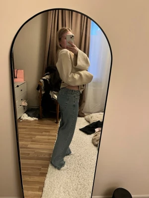 Blå raka jeans NAKD - Snygga jeans från NAKD. Klippta nertill. Tyvärr har de hänt något med gylfen så det sitter en snodd som går att sätta runt knappen, funkar utmärkt. 