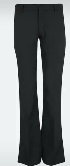Svarta utsvängda kostymbyxor - Snygga svarta kostymbyxor med utsvängda ben och hög midja från bik bok, dom är klippnta längst ner och passar nån som är 157