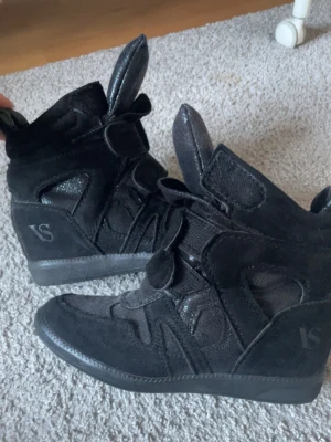 Svarta kilklackar  - Svarta kilklackar från märket vices, storlek 37. Köpt secondhand. 