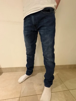 Replay Anbass  - Hejsan! Säljer ett par mörkblå Replay Anbass| Storlek 32/32| skick 8/10| hör av er vid frågor! 