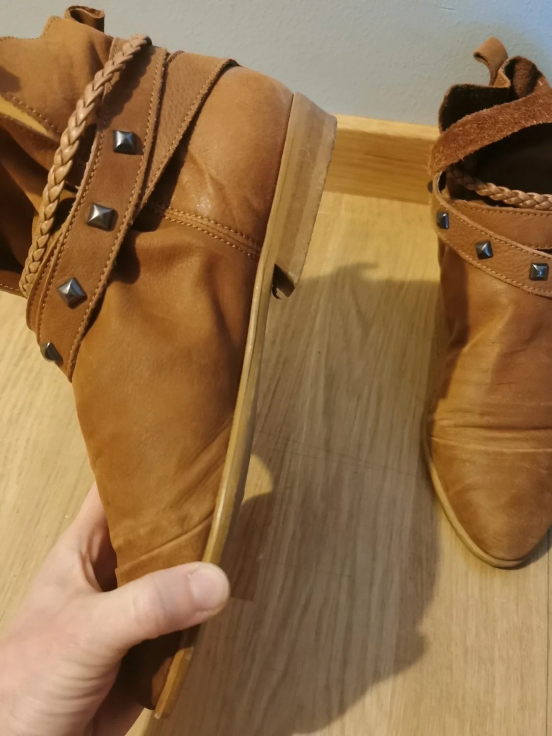 Bruna boots med nitar och flätad detalj - 4