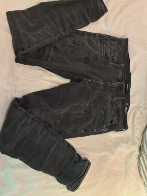 SVARTA REPLAY JEANS!!! - Storlek 33/34 men passar 32/34 och 34/34 TAR EMOT BUD OCKSÅ!!!