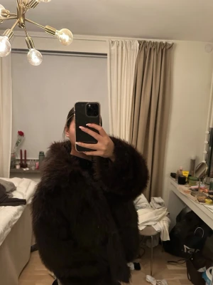 Brun pälsjacka - Råkade beställa två stycken, helt oanvänd! 🤍(storlek xxl men sitter som en S, bär själv xxs/s och den passar mig) 