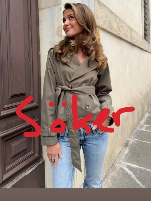 Olivgrön trenchcoat med knytskärp - SÖKER denna jacka från Gina 14+ i storlek S-M ❤️❤️ kom privat om du vill sälja