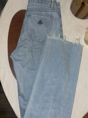 Ljusblå raka jeans från Abrand - Ljusblå raka jeans från Abrand. Hög midja och råa, fransiga benslut.💗