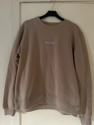 Beige sweatshirt från Calvin Klein - Beige sweatshirt från Calvin Klein 🤎 Helt oanvänd, prislappen sitter kvar. Superfin och skön baströja!