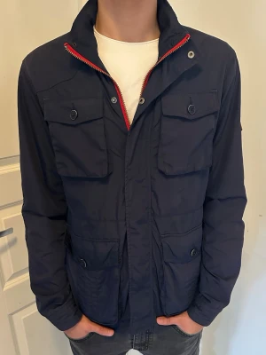 Tommy Hilfiger Field Jacka - Säljer denna feta Field jackan från Tommy hilfiger. Riktigt stilren och perfekt t våren. Storlek M, modellen är 186cm 73kg.