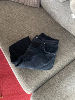 Svarat nudie jeans  - Säljer ett par svara jeans från nudie jeans med klassisk femficksmodell och raka ben. Jeansen har normal midja och är tillverkade i ett mjukt denimtyg som sitter snyggt. Perfekta till alla typer av outfits! Storlek w30 l 32