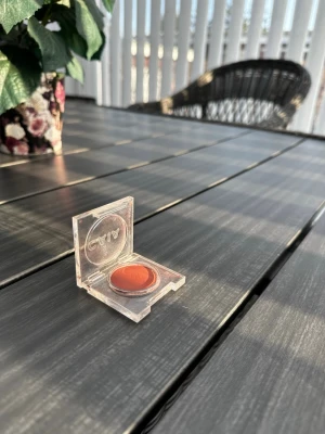 CAIA Single Eye Shadow - CAIA ögonskugga i färgen Chérie. Passar för att ge kinderna en fräsch färg. Enbart testad en gång.