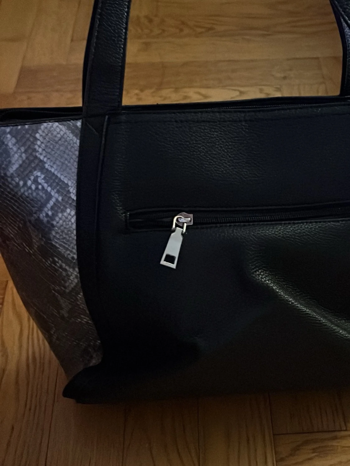 Svart handväska med ormmönster - 1