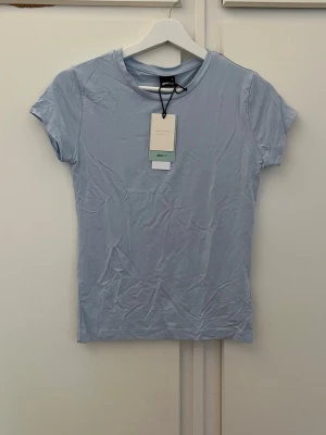 T-shirt - Säljer denna fina T-shirt i storlek S ifrån ginatricot. Helt oanvänd, endast testad! Super mjuk och snygg💗