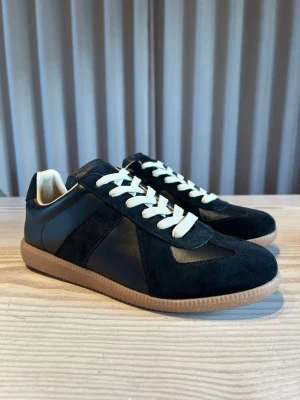 Helt nya Maison Margiela sneakers - Helt nya oanvända sneakers från Maison Margiela. Grymma i vårsolen!