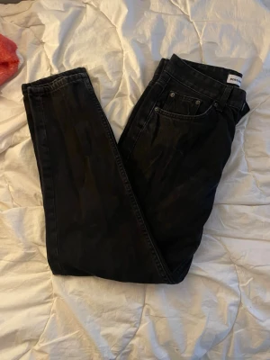 Svarta raka jeans från Bershka - Säljer ett par svarta jeans från Bershka med rak :p