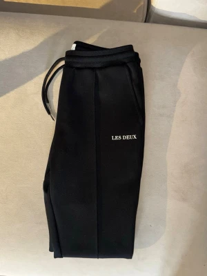 Svarta mjukisbyxor från Les Deux - Fint skick använd fåtal gånger. Storlek xs men passar s också.