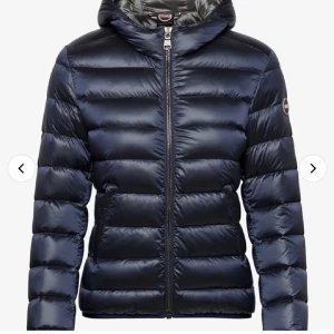 Mörkblå Colmar jacka - Säljer en jätte snygg mörkblå Colmar jacka! Lite tjockare dunjacka och lite figursydd! Jätte fint skick på den, inga fläckar eller hål. Den italiensk storlek: 44. Skulle säga storlek XS/S/36. Jag har tyvärr inget äkthetsbevis eller kvitto men köpt på NK i Stockholm. Jag kan ofta posta samma dag och priset kan diskuteras☺️☺️