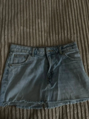 Fin ljusblå kjol❣️ - En jättesöt kjol från Zara, säljer den då den är alldeles för stor för mig❣️ storlek xs och den kommer till låren❣️