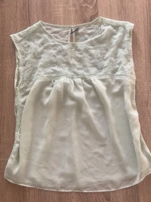 Ljusgrön topp - Söt ljusgrön topp med fint mönster💕