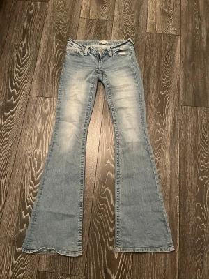 Lågmidjade bootcut jeans - Säljer ett par ljusblå jeans med utsvängda ben och låg midja från Gina Tricot. Just nu är de helt slutsålda. Jeansen har snygga detaljer på bakfickorna. De är i stl xs TALL och är lite långa på mig som är så ca 174cm, men går ju självklart att sy upp. Säljer då de tyvärr inte kommer till användning. Tveka inte att höra av dig om du har några frågor 💞💞